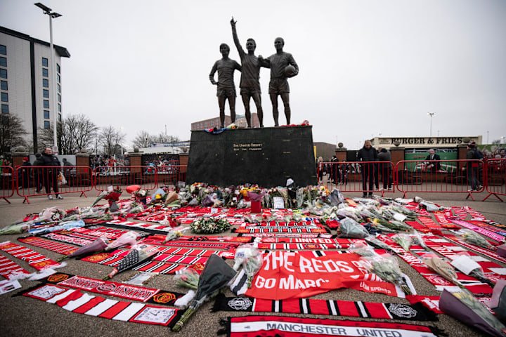 Old Trafford trinity statu